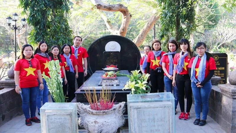 Mộ chị Võ Thị Sáu là điểm đến tâm linh nổi tiếng, cần giữ sự trang nghiêm và ăn mặc lịch sự khi viếng.